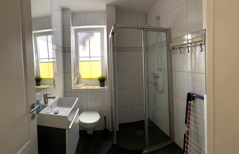Badezimmer mit Dusche und Fenster
