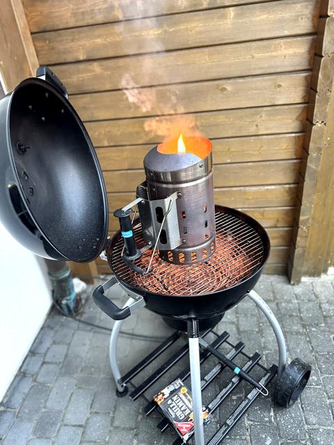 Angeheizter Grill auf der Terrasse