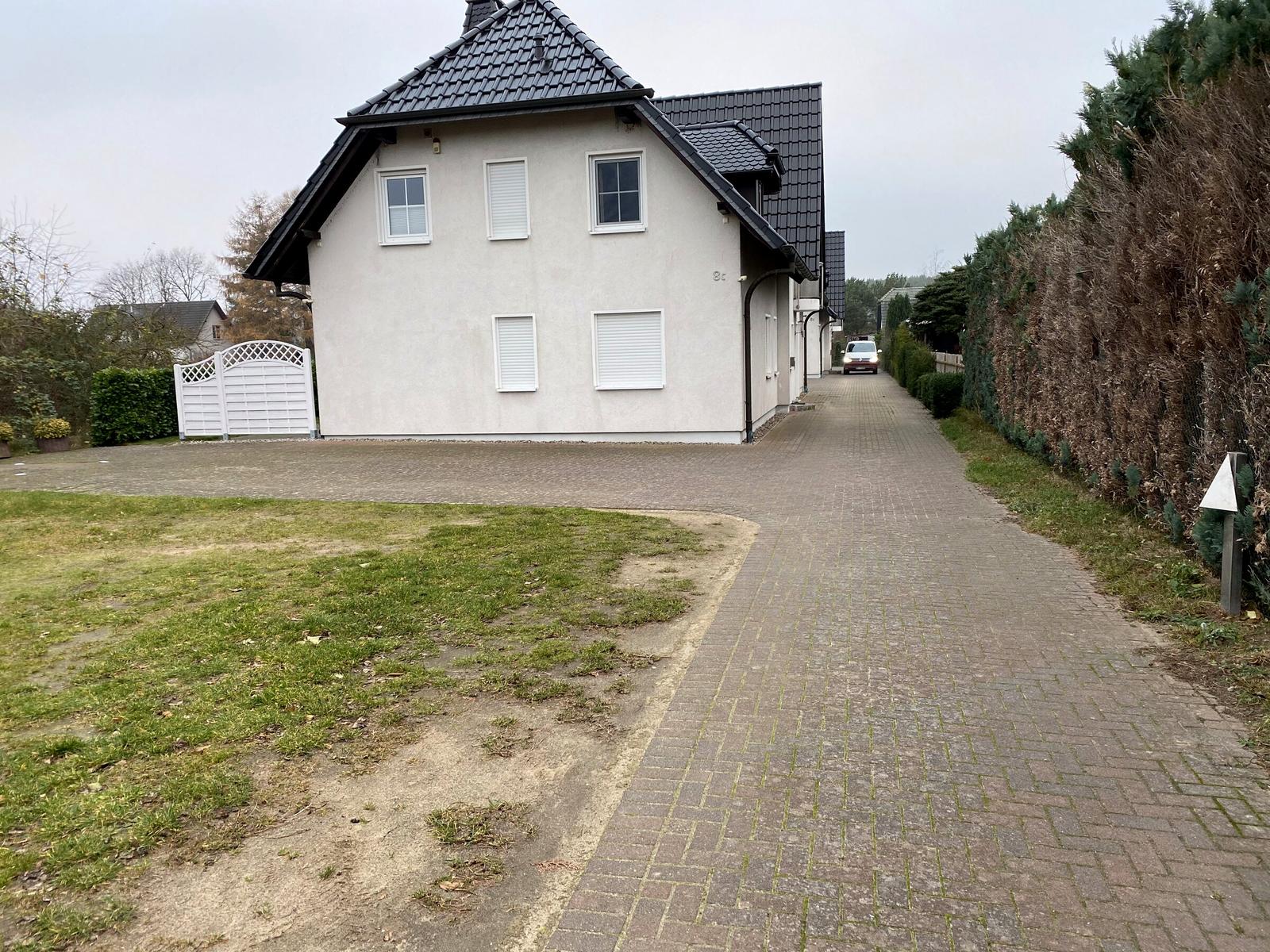 Das Ferienhaus in Zempin mit Zufahrt und Stellplatz