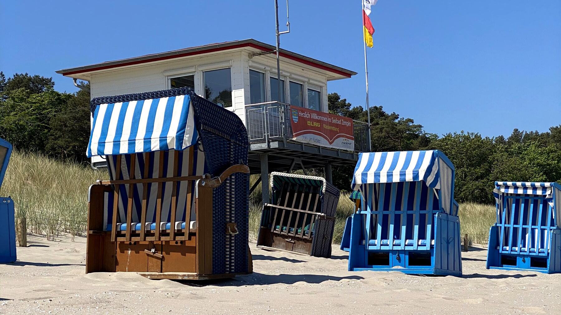 Strandkörbe und Rettungsturm am Ostseestrand von Zempin auf Usedom