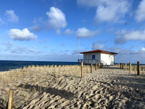 Rettungsturm und Dünengras am Strand von Zempin