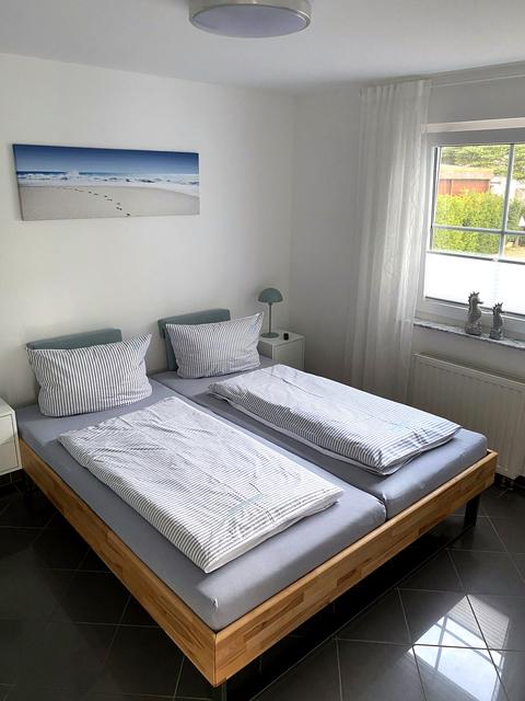 Doppelbettzimmer mit Fenster und Nachttischen
