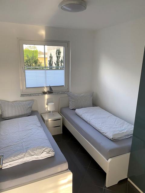 Zweites Schlafzimmer mit zwei Einzelbetten