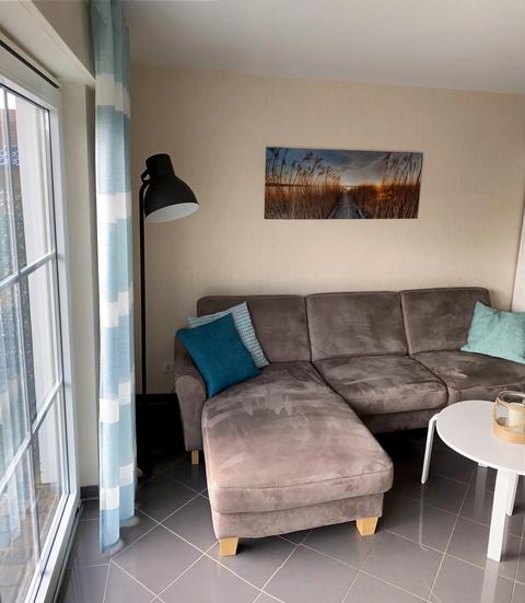 Sofaecke an der bodentiefen Terrassentür mit Tageslicht