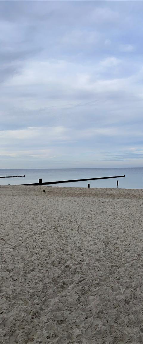 Menschenleerer Ostseestrand in Zempin am Morgen
