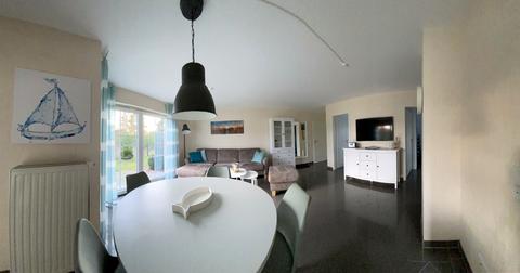 Blick vom Esstisch in den Wohnbereich der Ferienwohnung